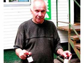 Человек с лекарствами, фото Виктора Шамаева, сайт Каспаров.Ru