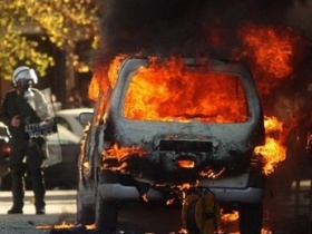 Горящая машина. Фото: yahoo.com Горящая машина. Фото: yahoo.com