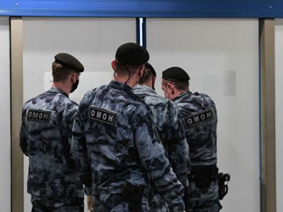 ОМОН в защитных масках в международном аэропорту Шереметьево под Москвой. Фото: Валерий Мельников / РИА Новости ОМОН в защитных масках в международном аэропорту Шереметьево под Москвой. Фото: Валерий Мельников / РИА Новости