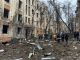 Спасатели работают возле жилого дома в центре Харькова, в который попала ракета, 5 февраля 2023 года. Фото: Vitalii Hnidyi / Reuters