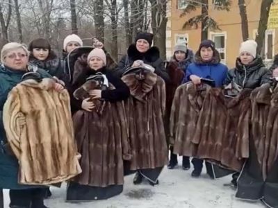 Шубы для вдов погибших военных из "ДНР". Фото: theins.ru Шубы для вдов погибших военных из "ДНР". Фото: theins.ru