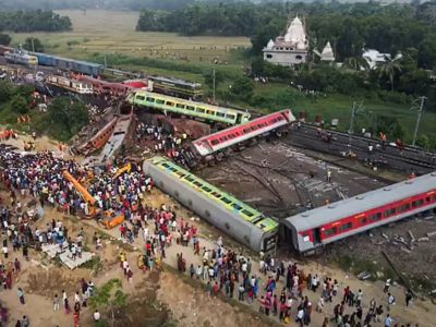 Люди, собравшиеся на месте крушения трех поездов недалеко от Баласора, Индия. Фото: Jayanta Shaw / AFP
