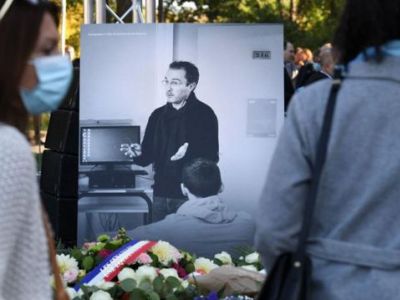 Церемония дани памяти в Эраньи-сюр-Уаз 16 октября 2021 года, через год после убийства Сэмюэля Пати. Фото: Alain Jocard / AFP