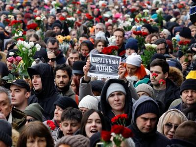 Скорбящие идут на Борисовское кладбище во время похорон Алексея Навального. На плакате написано: "Навальный погиб".Фото: Reuters Скорбящие идут на Борисовское кладбище во время похорон Алексея Навального. На плакате написано: "Навальный погиб".Фото: Reuters