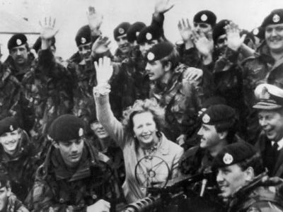 Маргарет Тэтчер на освобожденных Фолклендских о-вах, 1982. Фото: zn.ua Маргарет Тэтчер на освобожденных Фолклендских о-вах, 1982. Фото: zn.ua